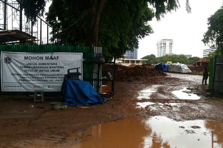 Taman Lapangan Banteng ditutup sementara untuk umum karena sedang direvitalisasi. Foto diambil Jumat (19/1/2018).