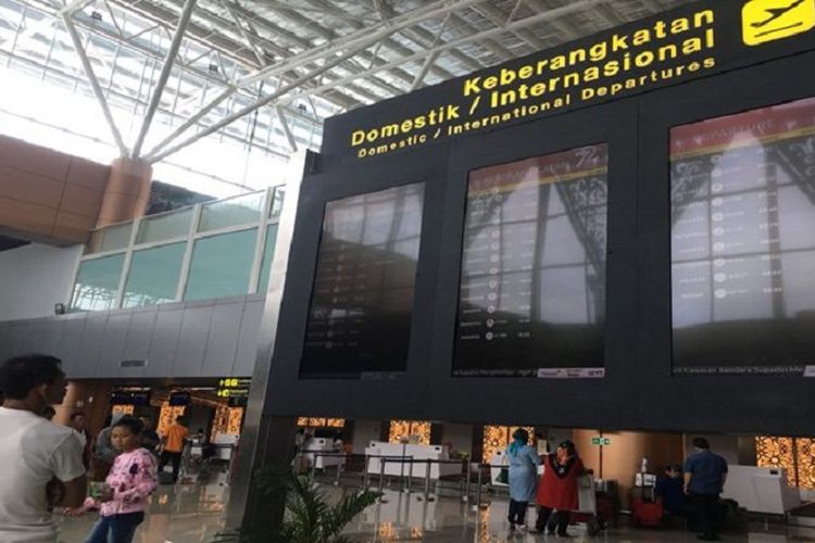 Sebagian calon penumpang masih menunggu kepastian keberangkatan sedangkan sebagian penumpang yang batal berangkat melapor ke loket masing-masing maskapai di Bandara Internasional Supadio Pontianak, Kubu Raya, Kalimantan Barat, Minggu (12/11/2017) siang. 