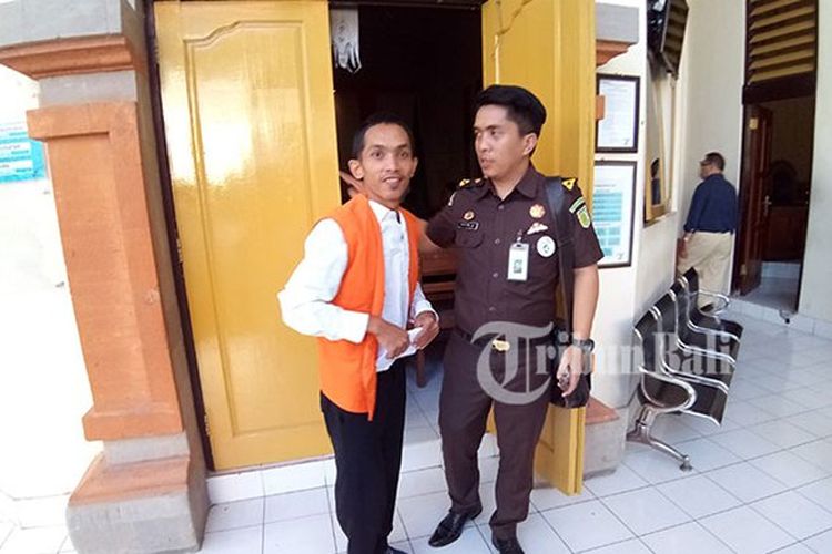 Rival usai menjalani sidang di PN Denpasar. Ia dituntut setahun penjara, karena melakukan pencurian, Senin (9/7/2018). 