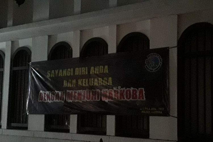 Spanduk peringatan narkoba yang terpasang di depan diskotek Old City, Jalan Kali Besar Barat, Roa Melaka, Tambora, Jakarta Barat pada Rabu (25/4/2018).