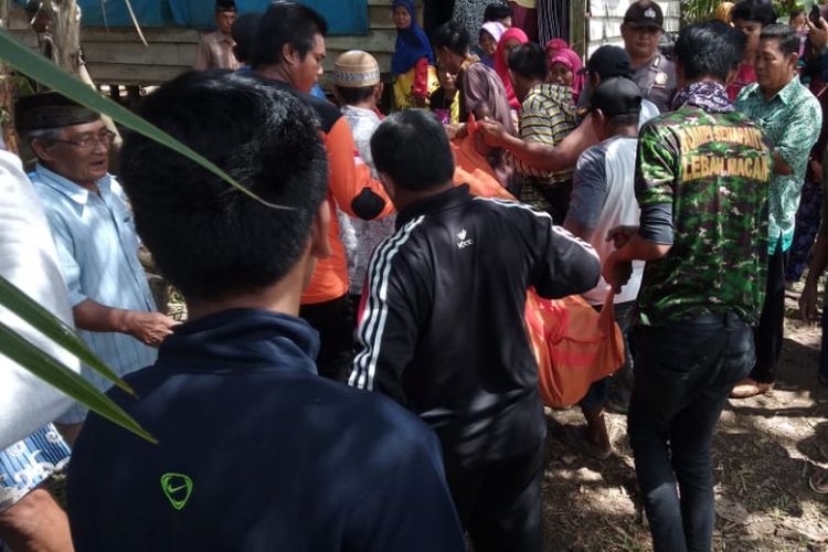 Foto Dok Kepala Kantor Pencarian dan Pertolongan Kelas A Balikpapan. Evakuasi  Sidik (62) warga Kabupaten Malinau Kalimantan Utara yang berprofesi sebagai nelayan pencari udang dengan alat setrum ditemukan  telah meningal dunia di perairan Sungai Sesayap. 