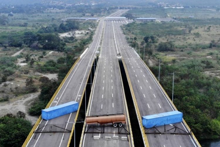 Pasukan militer Venezeula memblokir Jembatan Tienditas, di perbatasan antara Cucuta di  Kolombia dan Tachira di Venezuela, dengan kontainer pada Rabu (6/2/2019). (AFP/EDINSON ESTUPINAN)