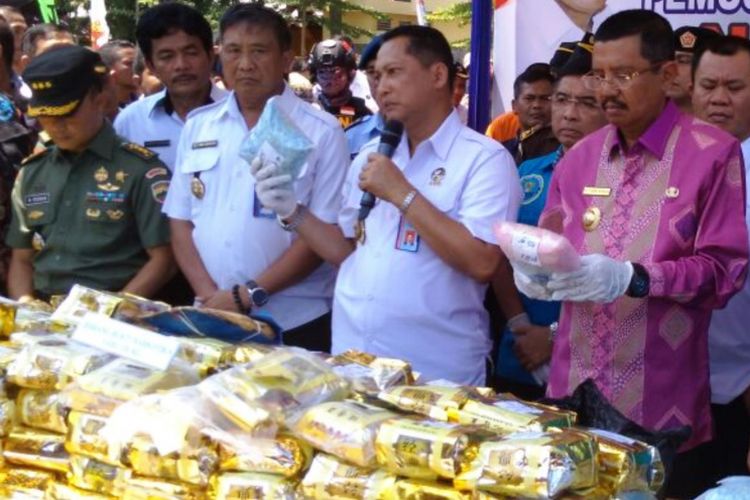 Kepala BNN Komjen Pol Budi Waseso memusnahkan barang bukti narkoba hasil pengungkapan operasi gabungan di wilayah Sumut, Kamis (19/10/2017). 