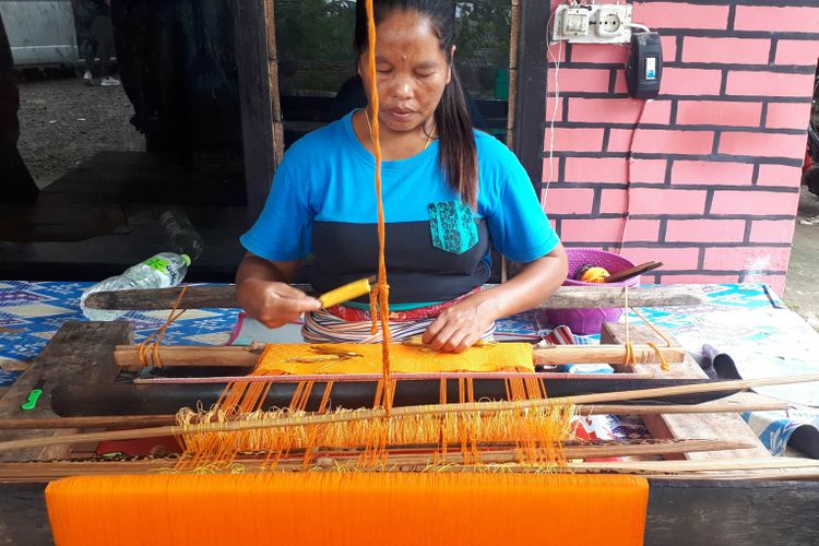 Salah satu pengrajin tenun Lombok di Lombok Tengah, Nusa Tenggara Barat. Foto diambil Rabu (19/12/2018).