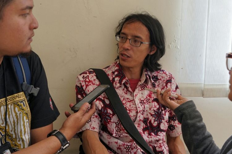 Perwakilan dari Jaringan Gusdurian, Savicali, saat memberikan keterangan pers terkait pengepungan kantor YLBHI oleh ratusan massa pada Minggu (17/9/2017) malam hingga Senin (18/9/2017) dini hari. Savicali diwawancarai oleh sejumlah wartawan di kantor Komnas Perempuan, Menteng, Jakarta Pusat, Senin (18/9/2017).