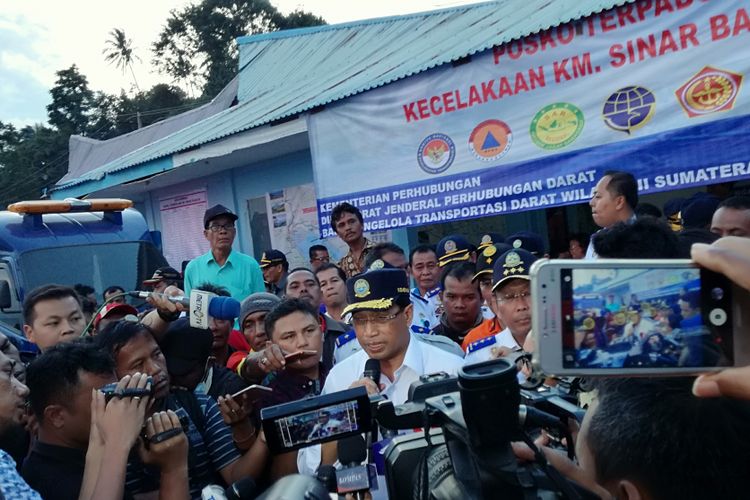 Menteri Perhubungan Budi Karya Sumadi di Posko Kecelakaan KM Sinar Bangun Dermaga Tigaras, Simalungun, Sumatera Utara, Kamis (21/6/2018).
