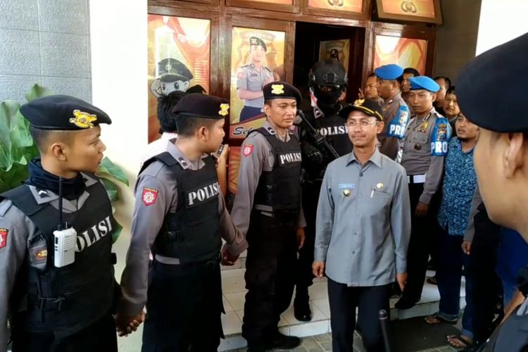 Bupati Pamekasan Achmad Syafii ikut diamankan Komisi Pemberantasan Korupsi bersama pejabat Kejari Pamekasan dan Inspektorat.