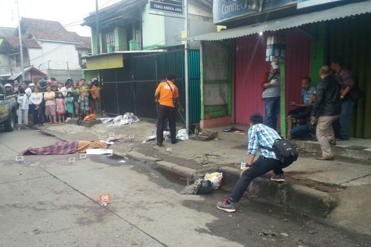 Petugas inafis sedang melakukan olah TKP penemuan mayat dengan luka-luka di pinggir Jalan Raya Bandung - Garut, Dusun Warung Cina, Rt 03/03 Desa Mangunarga Kecamatan Cimanggung Kabupaten Sumedang, Kamis (4/1/2018). 