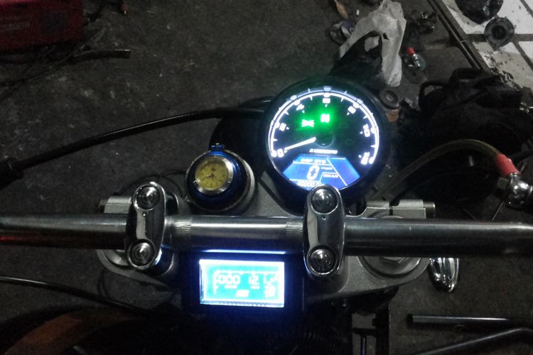 Speedometer digital variasi yang dipasang di Sanex QJ 250 yang sudah dimodifikasi bergaya chooper boober.