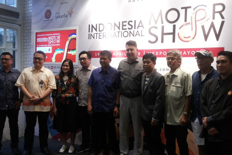 Para perwakilan dari pihak yang terlibat dalam penyelenggaran Indonesia International Motor Show 2018 saat menggelar konferensi pers di Jakarta, Selasa (20/2/2018).