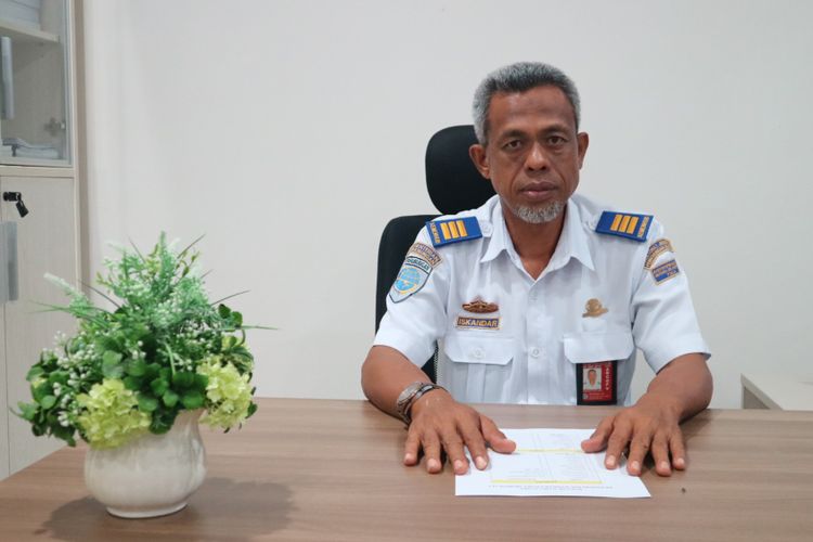 

Kepala Satuan Kerja, Bandara Maleo, Morowali, Sulawesi Tengah, Iskandar saat ku jungan kerja bersama Kementerian Perhubungan, Dirjen Perhubungan Udara, Selasa (27/2/2018).(KOMPAS.COM/Muhammad Irzal Adiakurnia)