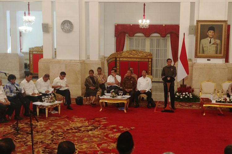 Presiden Joko Widodo memberikan arahan pada sidang kabinet paripurna di Istana Negara, Senin (9/4/2018). 