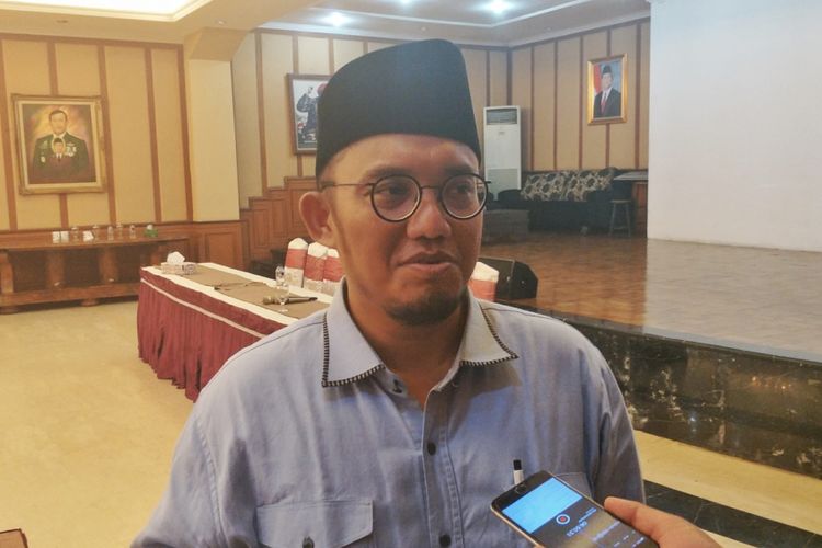 Koordinator Juru Bicara BPN Prabowo-Sandiaga Dahnil Anzar Simanjuntak saat ditemui seusai rapat di rumah Ketua BPN Djoko Santoso, Jalan Bambu Apus Raya, Cipayung, Jakarta Timur, Jumat (28/9/2018) malam.