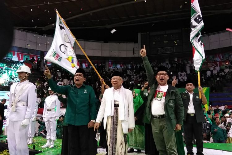 Cawapres Maruf Amin didampingi Ketua Umum PKB Muhaimin Iskandar dan Ketua DPW PKB Jatim Halim Iskandar dalam acara deklarasi dan konsolidasi PKB di DBL Arena, Jl. A. Yani, Surabaya, Sabtu (29/9/2018).
