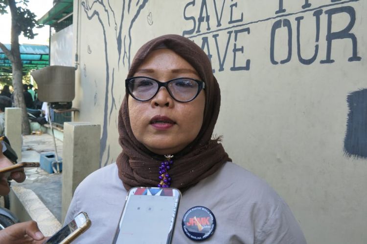 Koordinator Jaringan Rakyat Miskin Kota (JMRK) Jakarta Eni Rochayati di Kampung Rawa, Kebon Jeruk, Jakarta Barat, Minggu (7/10/2018).