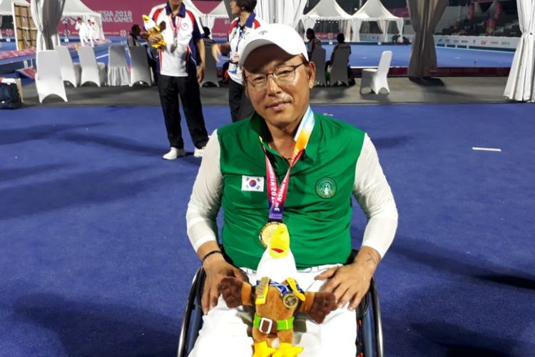 Atlet tunggal putra lawn bowls asal Korea Selatan, Im Chun-kyu, usai upacara pengalungan medali di Lapangan hoki 2 Gelora Bung Karno, Rabu (10/10/2018).