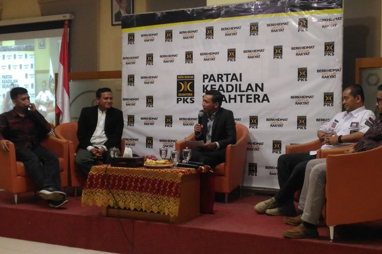 (Kiri-kanan) Penggiat media sosial Hafidz Ary Nurhadi, juru bicara PKS Pipin Sopian, moderator, Ketus Umum RSA Ivan Virnanda, dan peneliti Indef Rusli Abdullah saat menghadiri diskusi bertajuk Kontroversi Penghapusan Pajak Sepeda Motor dan SIM Seumur Hidup di kantor DPP PKS, Jakarta, Rabu (28/11/2018). 