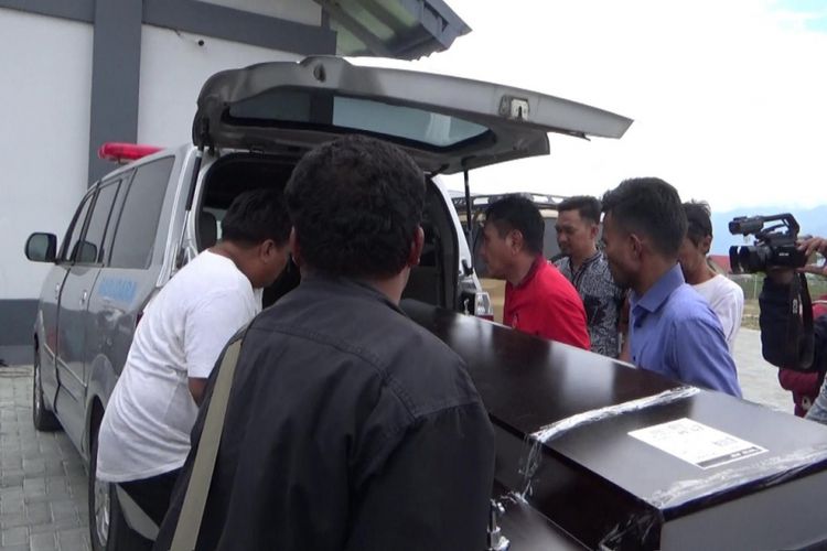 Tiga jenazah yang menjadi korban dalam insiden Di Nduga Papua, tiba di Bandara Mutiara Sis Aljufri, kota Palu, Sabtu (9/12/2018).
