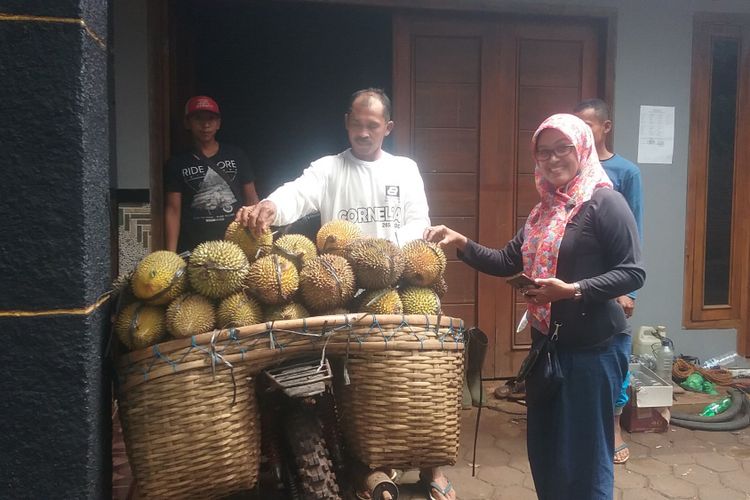 Pelanggan saat memilih durian milik Amrozi yang baru datang dari kebun. KOMPAS.com/SLAMET PRIYATIN