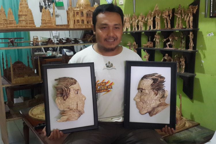 Khilmi Ardiansah menunjukkan miniatur wajah Joko Widodo dan Prabowo Subianto yang dibuatnya melalui batang korek api kayu, Rabu (16/1/2019)