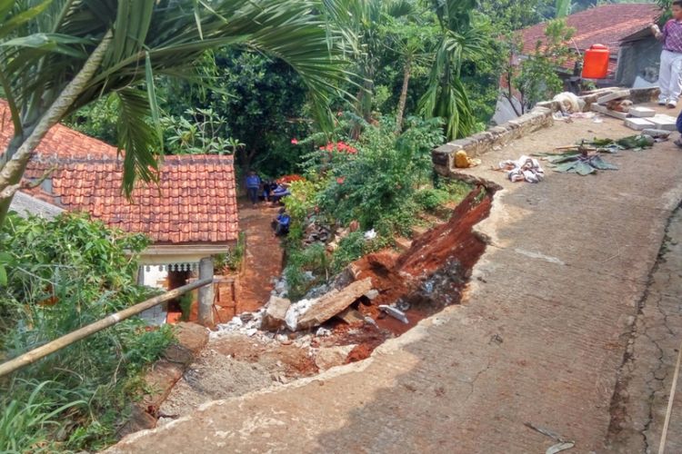 Kondisi lokasi longsor di RT 03/05, Kelurahan Pondok Jaya, Cipayung, Depok pada Rabu (6/9/2017). Longsor terjadi pasca hujan deras yang mengguyur Depok dan sekitarnya pada Selasa (5/9/2017) sore kemarin