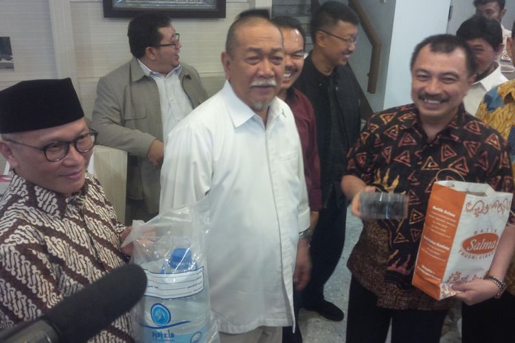  Wakil Gubernur Jawa Barat Deddy Mizwar mendatangi Kantor Dewan Pimpinan Daerah (DPD) Partai Gerindra Jawa Barat yang berlokasi di Jalan PHH Mustopha, Kota Bandung, Senin (23/10/2017).‎