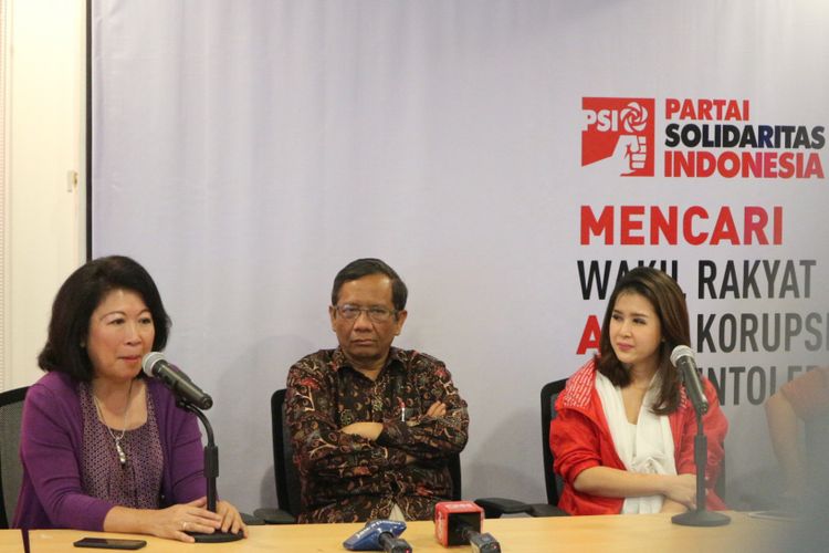 Mantan Menteri Pariwisata dan Ekonomi Kreatif, Mari Elka Pangestu (kiri), Ketua Mahkamah Konstitusi (MK) Mahfud MD (tengah) dan Ketua Umum Partai Solidaritas Indonesia (PSI) Grace Natalie (kanan) ketika memberikan keterangan pers kepada awak media di kantor DPP PSI, Jakarta, Minggu (5/11/2017).