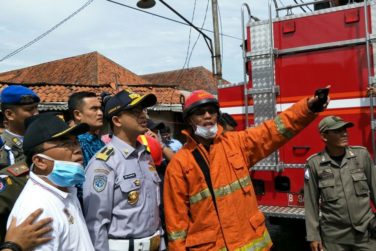 Gubernur DKI Jakarta Anies Baswedan meninjau langsung kebakaran yang terjadi di Museum Bahari, Jakarta Utara, Selasa (16/1/2018).