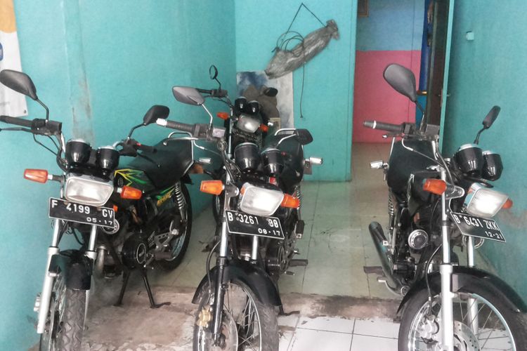 Beberapa motor Yamaha RX King yang dijual di diler motor bekas Yanto Motor, Pancoran Mas, Depok, Rabu (31/1/2018).