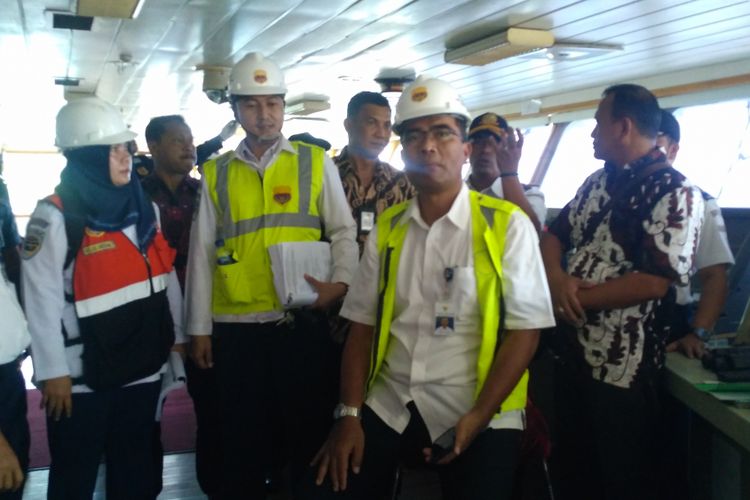 Direktur Jenderal Perhubungan Laut Agus H Purnomo saat memantau kapal di Pelabuhan Merak, Banten, Jumat (11/5/2018).