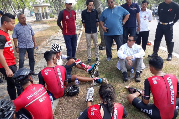 Menpora Imam Nahrawi bercengkarama dengan para atlet sepatu roda Indonesia saat jeda istirahat latihan, Kamis (9/8/2018).
