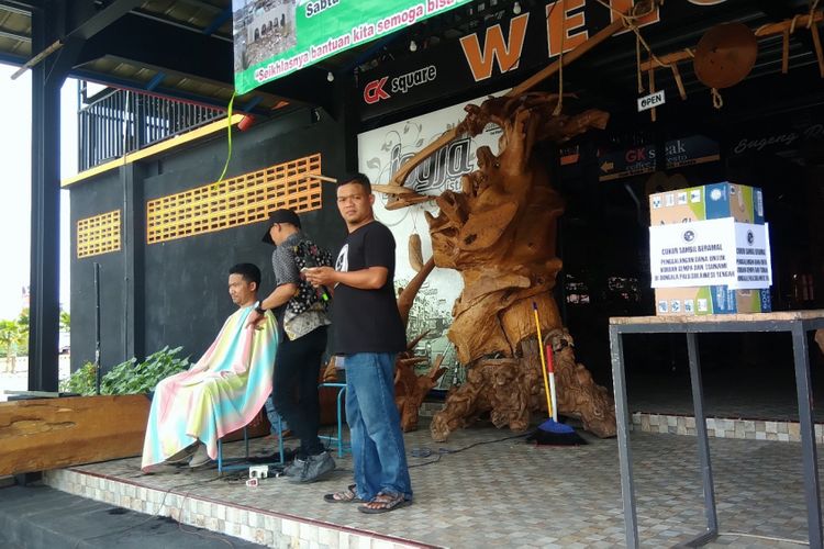 Tukang Potong Rambut Pyang Tergabung dalam Paguyuban Seniman Rambut Gunungkidul Berdonasi Untuk Korban Gempa Sabtu (6/10/2018)