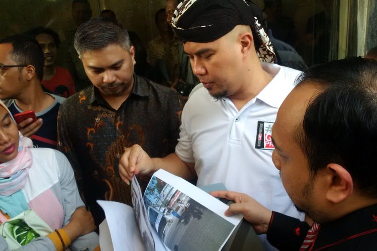 Artis musik Ahmad Dhani tiba di Bareskrim Mabes Polri, Jakarta Pusat, (19/10/2018) untuk melaporkan kasus persekusi yang menimpanya ketika berada di Surabaya, Jawa Timur.