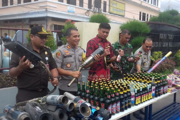 Kapolres bersama Bupati dan Kasdim Gowa, Sulawesi Selatan melakukan pemusnahan massal hasil sitaan selama 2018. Kamis, (27/12/2018).