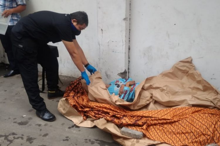 Sesosok mayat wanita ditemukan tewas di pinggir Jalan di Jatinegara, Jakarta Timur, Rabu (6/3/2019)