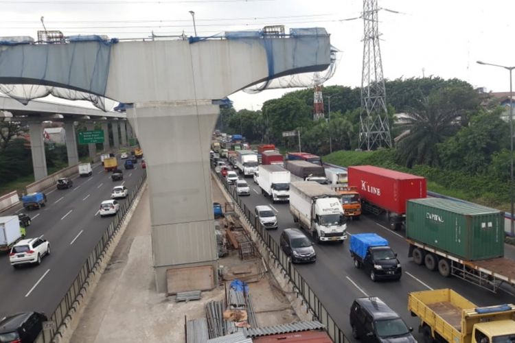 Ruas Jalan Tol Jakarta-Cikampek, Kota Bekasi, Jumat (21/12/2018).