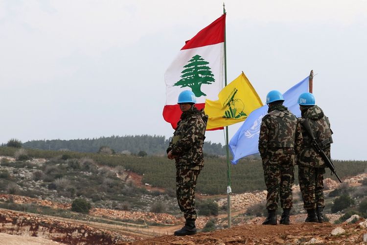 Anggota Pasukan Penjaga Perdamaian PBB (UNIFIL) berjaga di sisi Lebanon di dekat perbatasan dengan Israel di desa Meiss al-Jabal.