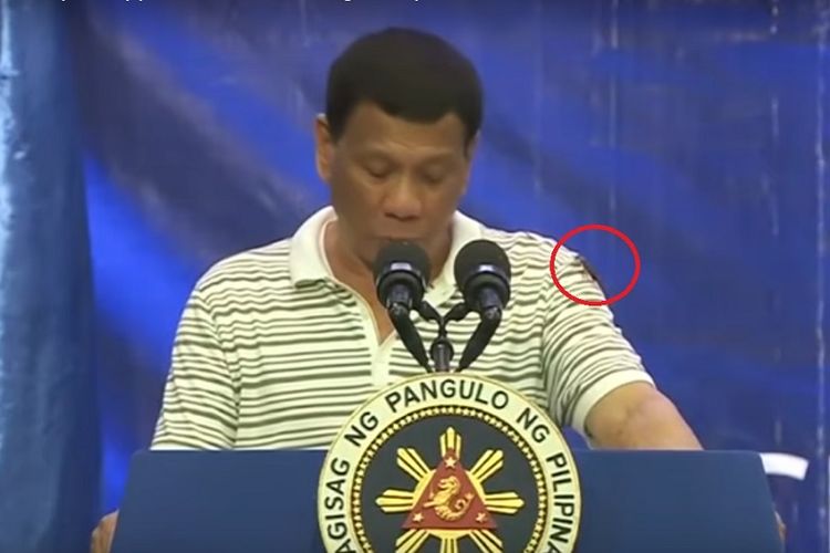 Seekor kecoa terlihat hinggap di lengan kiri Presiden Filipina, Rodrigo Duterte, saat pidato di Provinsi Bohol, Rabu (8/5/2019).