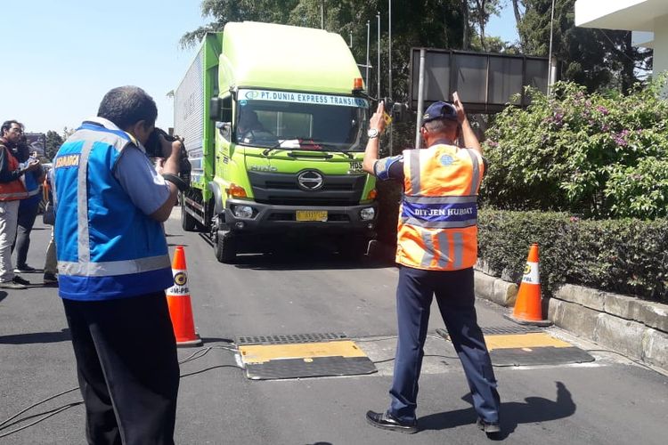 Aktivitas pengecekan kendaraan logistik di Tol Purbaluenyi KM 120 Ruas Cipularang. Pengecekan ini dalam rangka operasi over dimension over load (ODOL) yang dilakukan oleh PT Jasamarga Cabang Purbaleunyi,  Dinas Perhubungan Provinsi Jabar, Dinas Perhubungan Kabupaten Bandung Barat, Balai Pengelola Transportasi Darat Kementerian Perhubungan, dan Satlantas Polres Purwakarta, Kamis (12/9/2019).