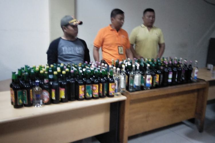 5 PSK dan 111 Minuman Allkohol yang terjaring razia Satpol PP di Depok, Sabtu (14/4/2019).