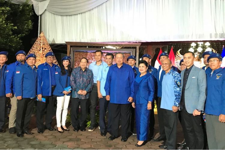 Ketua Umum Partai Demokrat Susilo Bambang Yudhoyono berfoto bersama para kader baru Partai Demokrat, di kediamannya, Puri Cikeas, Bogor, Kamis (15/2/2018).