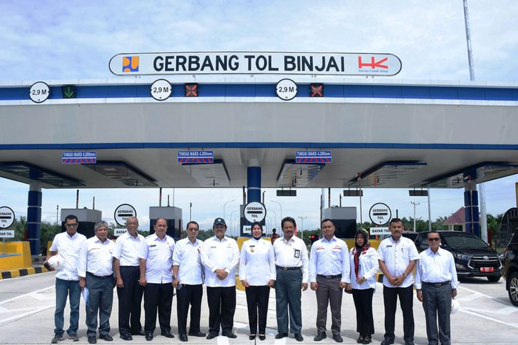 Wakil Gubernur Sumatera Utara Nurhajizah Marpaung meninjau persiapan beroperasinya jalan tol Medan-Binjai, Jumat (8/9/2017)