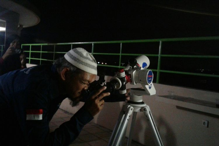 Kepala Pusat Astronomi Assalaam, AR Sugeng Riyadi mengamati gerhana bulan total di Observatorium Pondok Pesantren Modern Islam (PPMI) Assalaam di Sukoharjo, Jawa Tengah, Rabu (31/1/2018) malam.