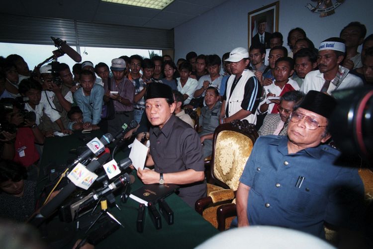 Pimpinan DPR yang terdiri dari Ketua Harmoko, Wakil Ketua Ismail Hasan Metareum, Syarwan Hamid, Abdul Gafur dan  Fatimah Achmad (tidak nampak) di Gedung DPR, Senin (18/5/1998), membuat pernyataan  mengimbau Presiden Soeharto mengundurkan diri.