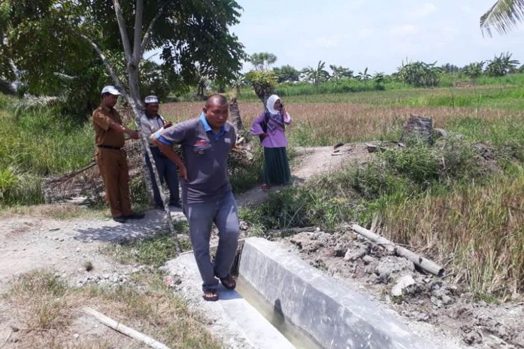 Tim pendamping desa meninjau realisasi proyek pembangunan menggunakan dana desa di Desa Meureubo Jurong, Kecamatan Lapang, Kabupaten Aceh Utara, Aceh, Rabu (12/9/2018)
