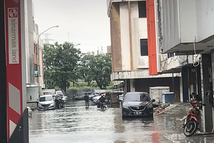 Banjir setinggi 30-50 cm masih menggenang kawasan Ruko Textile di Mangga Dua, Jakarta Utara, Rabu (5/3/2019)