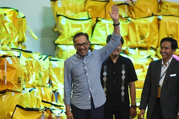 Pemimpin Partai Keadilan Rakyat (PKR), Anwar Ibrahim sesaat setelah diumumkan sebagai pemenang pemilihan sela di Port Dickson, pada Sabtu (13/10/2018) dan akan menjadi anggota parlemen Malaysia.