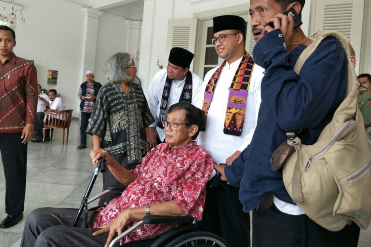 Gubernur DKI Jakarta Anies Baswedan dan Ketua Pusat Dokumentasi Sastra HB Jassin, Ajip Rosidi, di Balai Kota DKI Jakarta, Kamis (2/11/2017). 