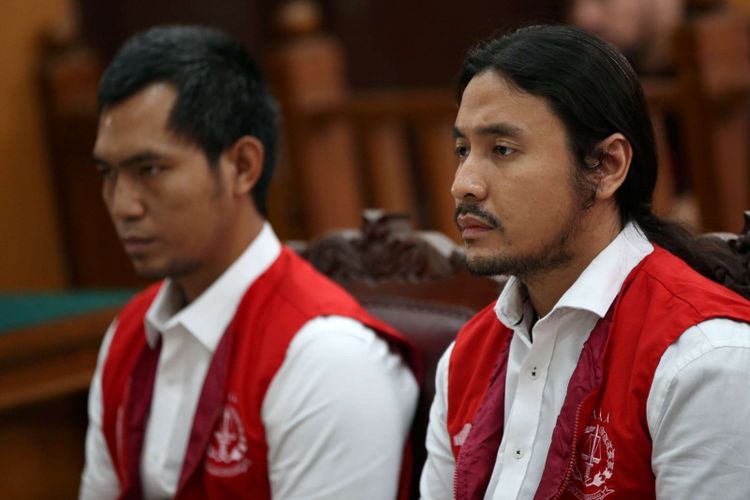 Penyanyi Marcello Tahitoe (kanan) menjalani sidang putusan terkait kasus dugaan penyalahgunaan narkotika jenis ganja di Pengadilan Negeri (PN) Jakarta Selatan, Senin (16/1/2018). Ia divonis 9 bulan rehabilitasi oleh majelis hakim.