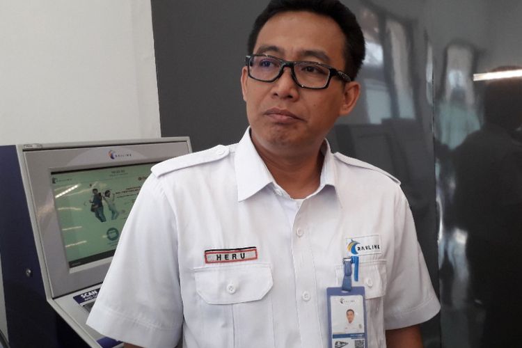 Direktur Utama PT Railink Heru Kuswanto memberikan keterangan kepada pers di Stasiun Bekasi, Selasa (19/6/2018).